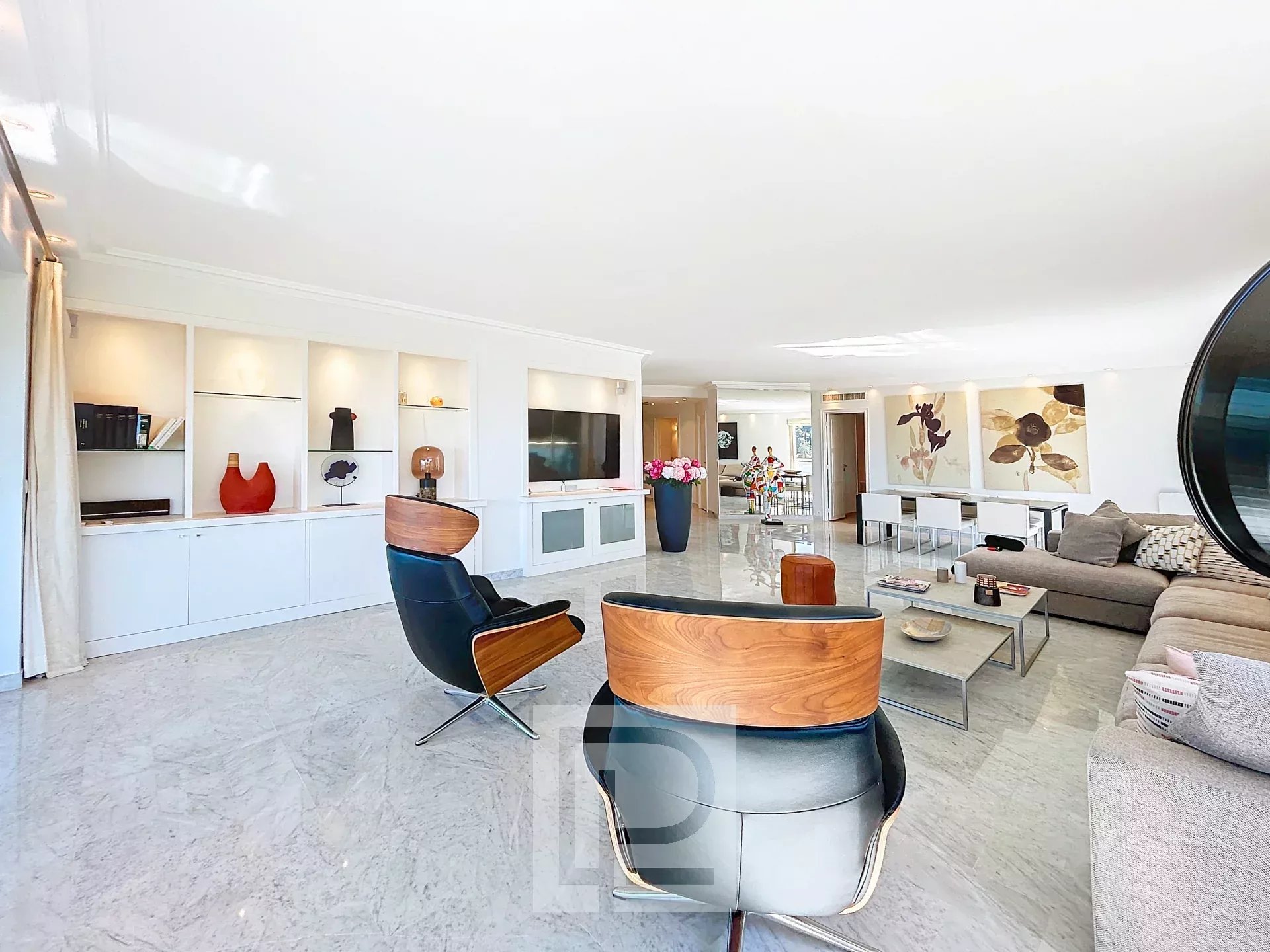 Salon d’un appartement au Cannet Intérieur d'un appartement moderne avec salon lumineux et mobilier contemporain.