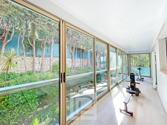 Intérieur d'un appartement avec de grandes baies vitrées et un espace de fitness, Le Cannet.