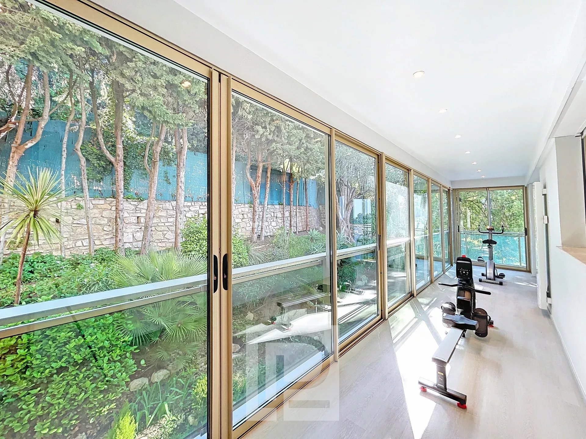 Intérieur d’un appartement au Cannet Intérieur d'un appartement avec de grandes baies vitrées et un espace de fitness, Le Cannet.