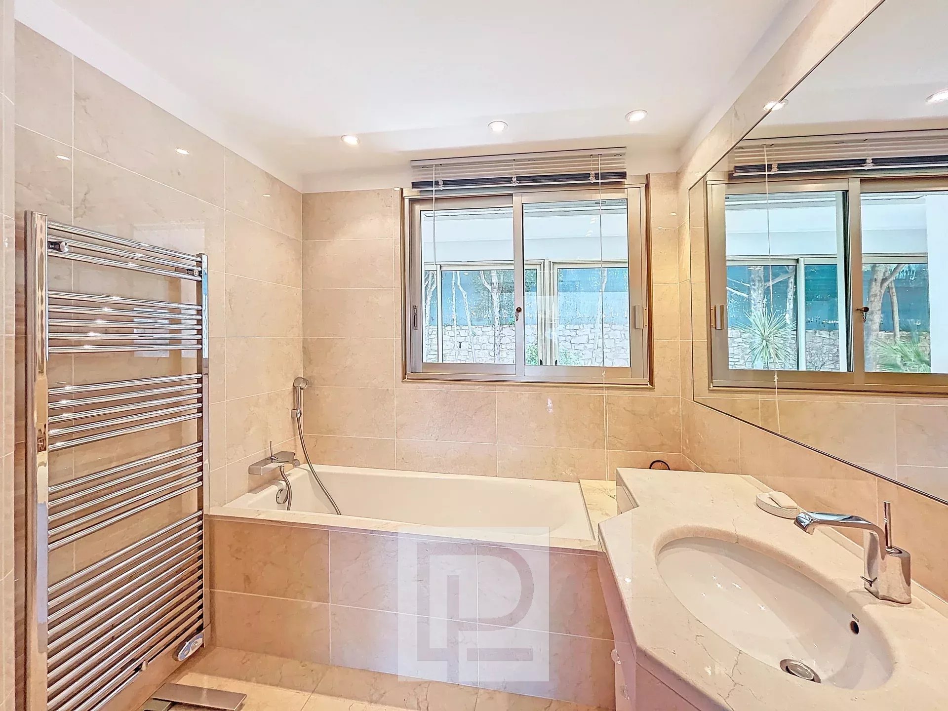 Salle de bain moderne Salle de bain moderne avec baignoire et miroir, lumière naturelle à travers les fenêtres.