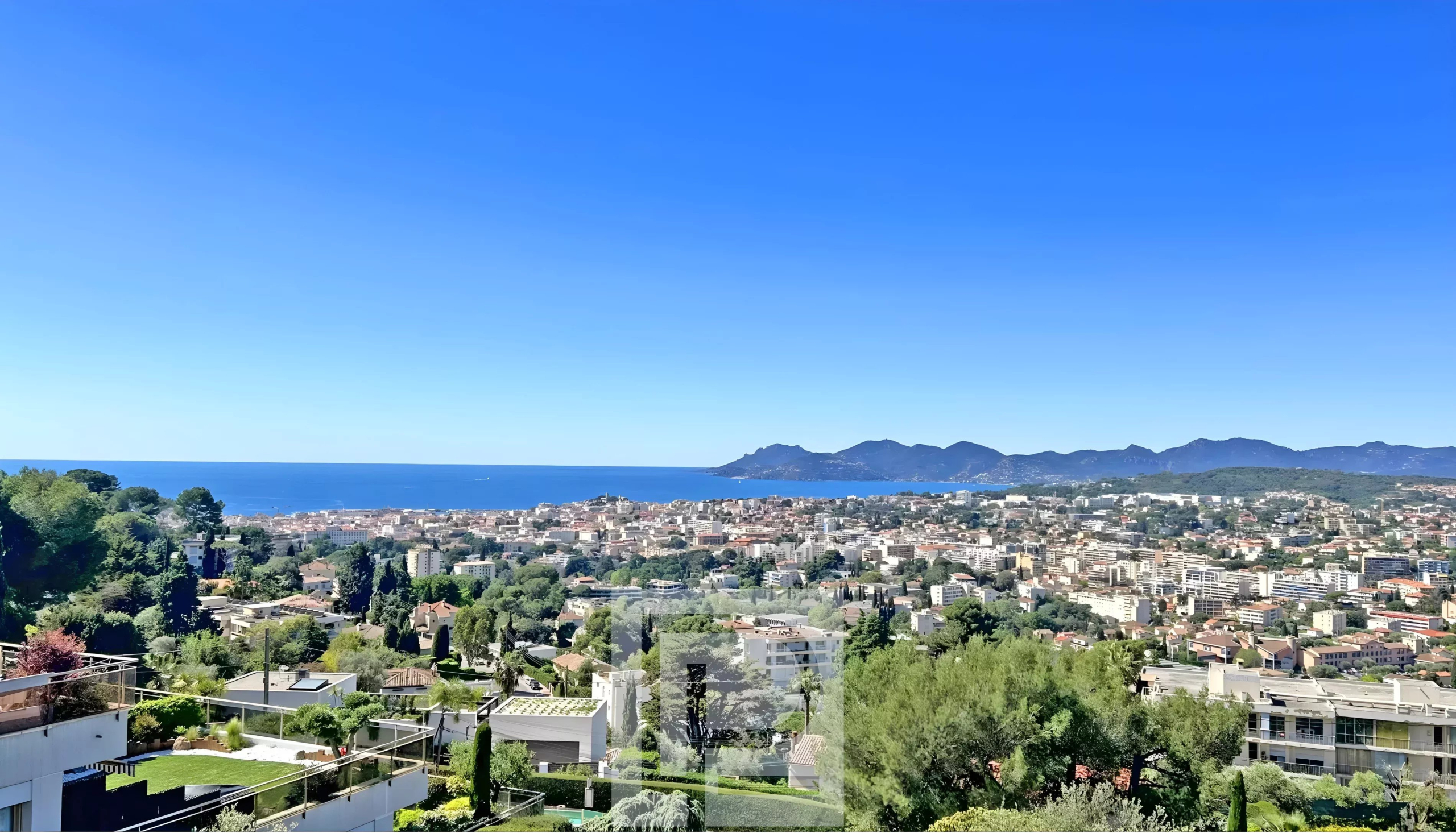 Vue mer depuis le Cannet Vue panoramique sur la mer et la ville depuis un appartement au Cannet.
