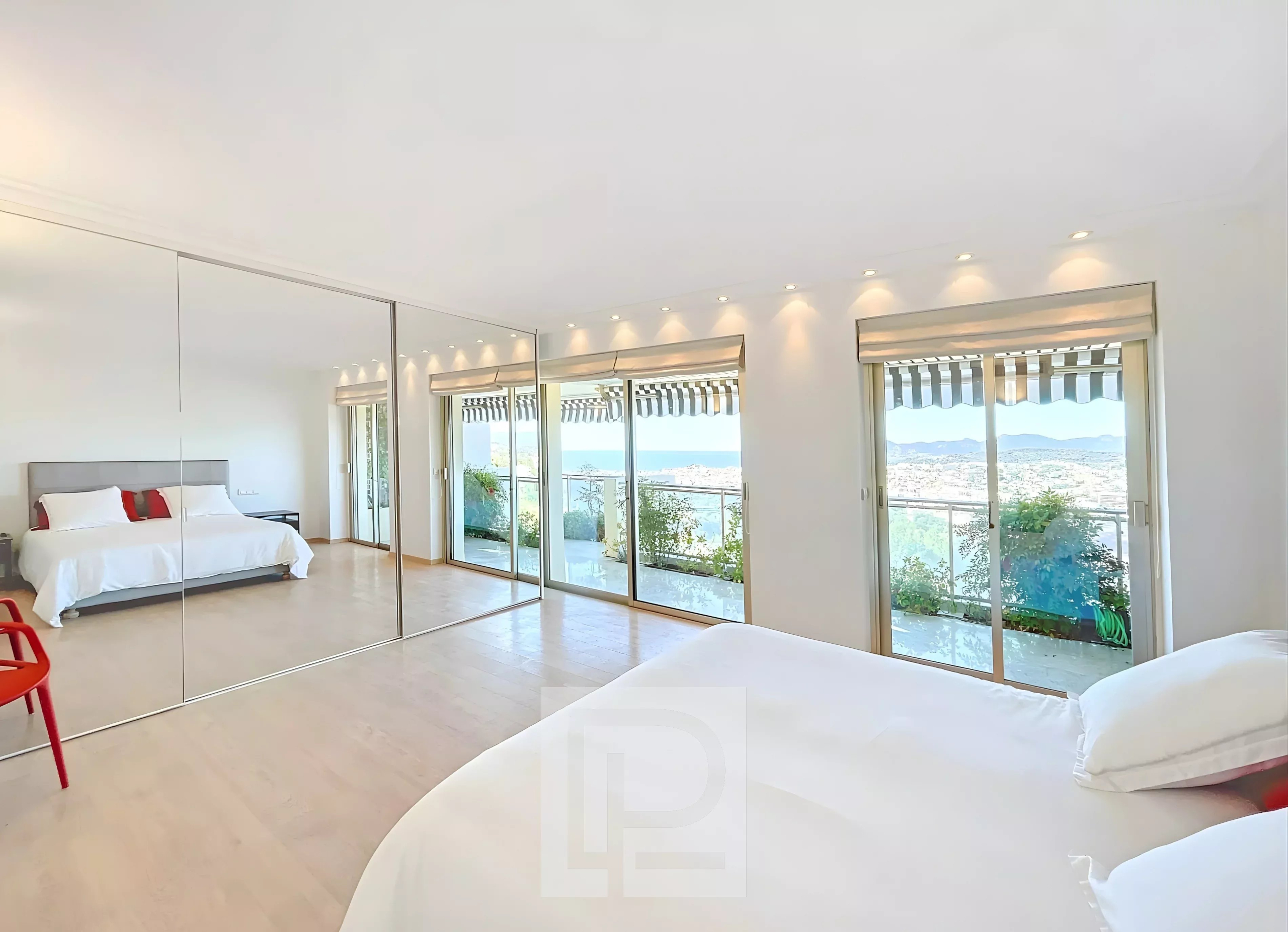 Chambre avec vue panoramique Chambre lumineuse avec vue sur la mer, grandes baies vitrées et terrasse au Cannet.