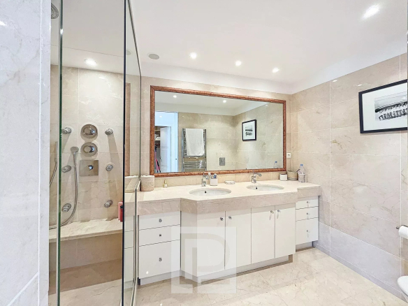 Salle de bain moderne avec double vasque et douche spacieuse dans un appartement de standing au Cannet.