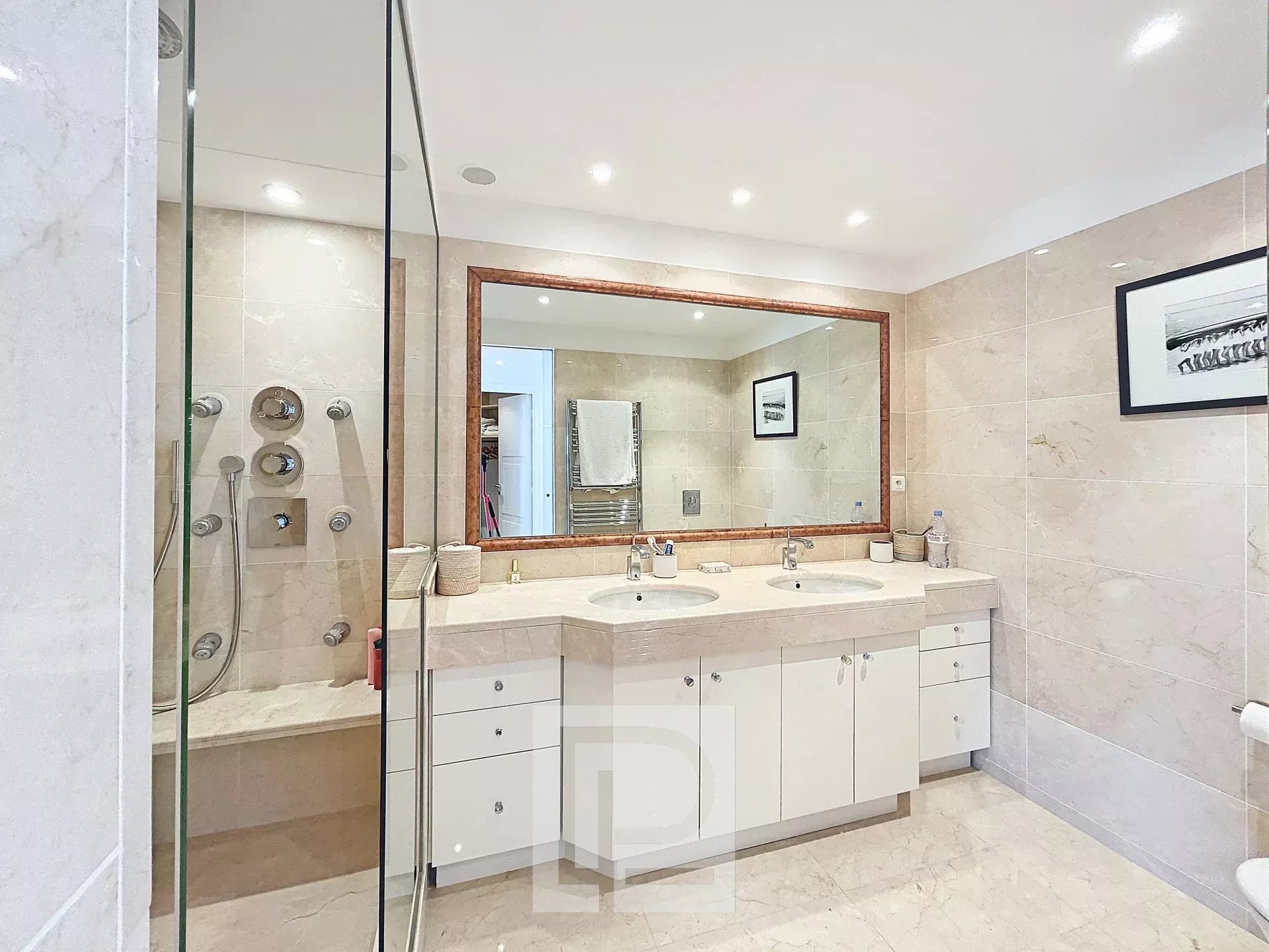 Salle de bain d’un appartement de standing Salle de bain moderne avec double vasque et douche spacieuse dans un appartement de standing au Cannet.
