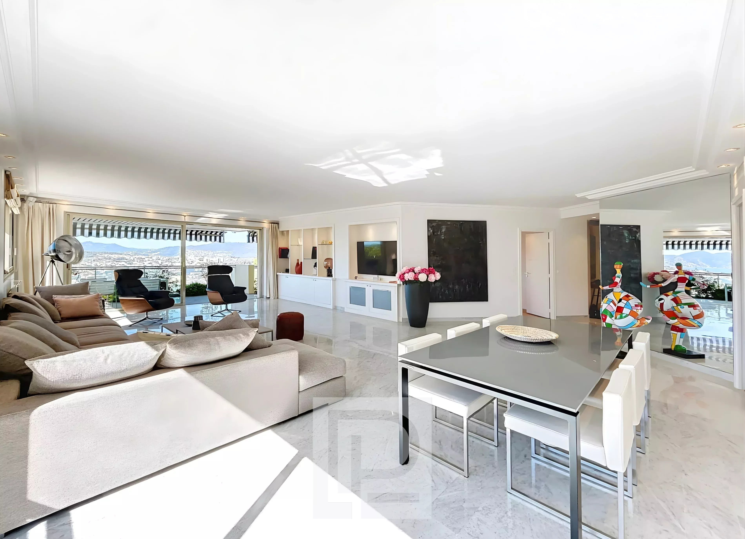 Appartement de standing au Cannet Intérieur d'un appartement lumineux avec salon et salle à manger, vue sur la mer.