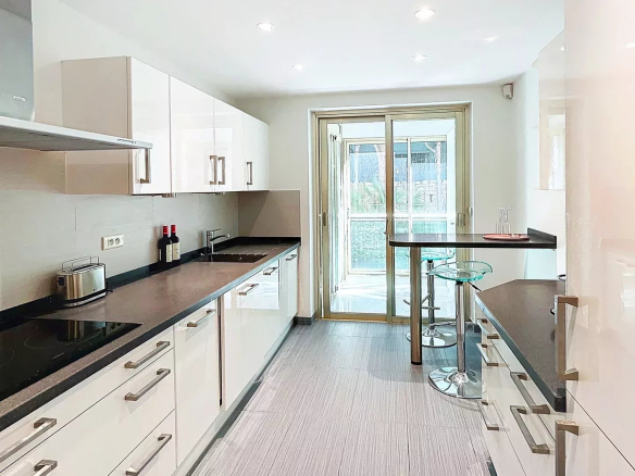 Cuisine moderne et lumineuse d'un appartement au Cannet, avec accès à une terrasse.