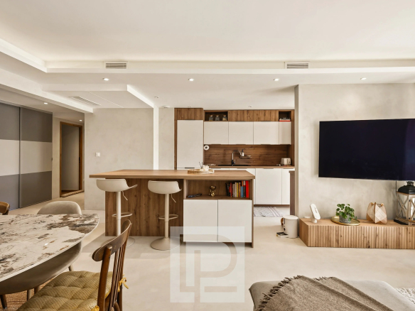 Intérieur d'un appartement rénové avec cuisine ouverte et salon lumineux.