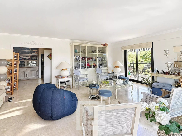 Bright living room of an apartment with modern furniture and a view of greenery.