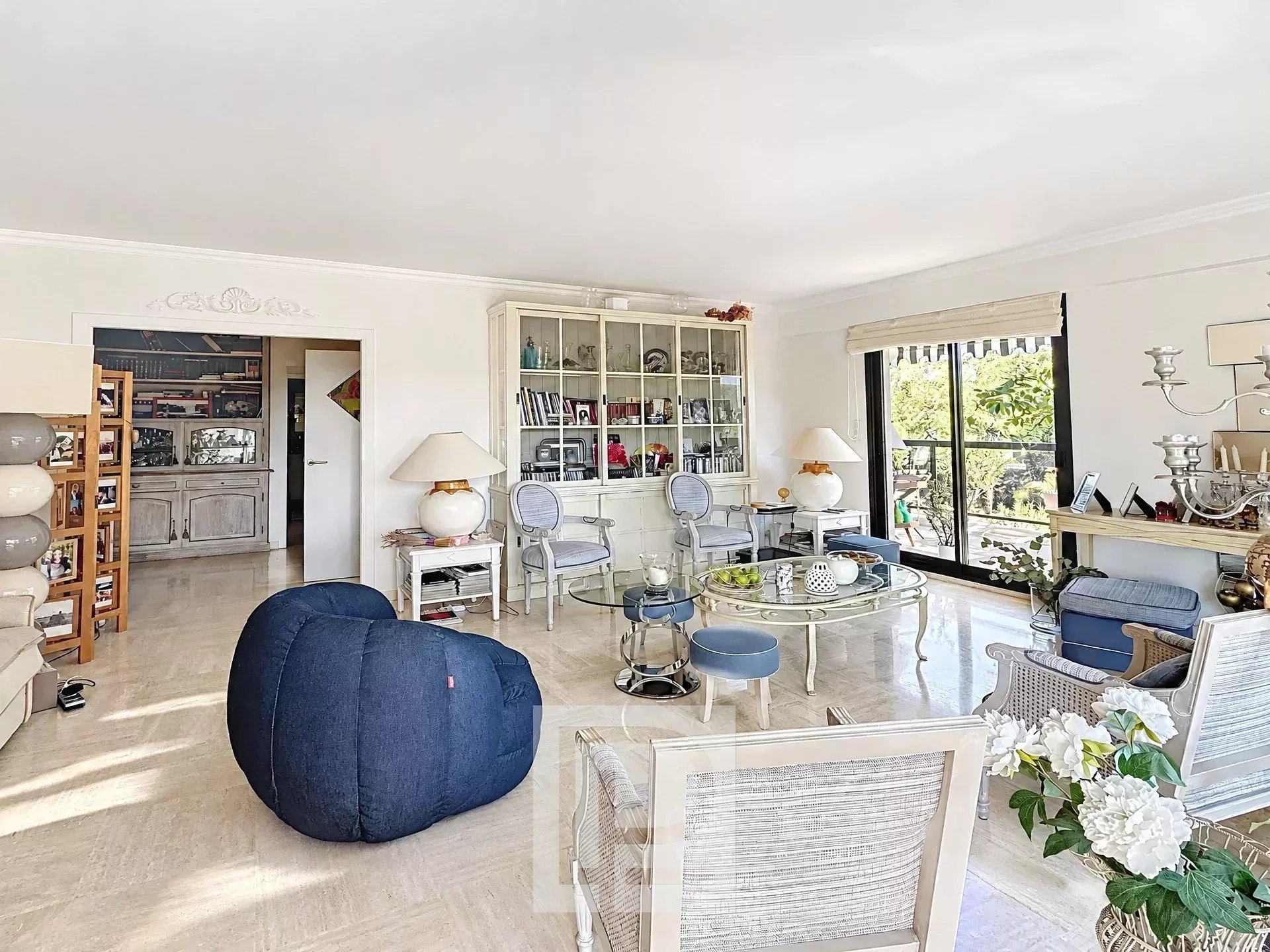 Living room of an apartment in Cannes Bright living room of an apartment with modern furniture and a view of greenery.
