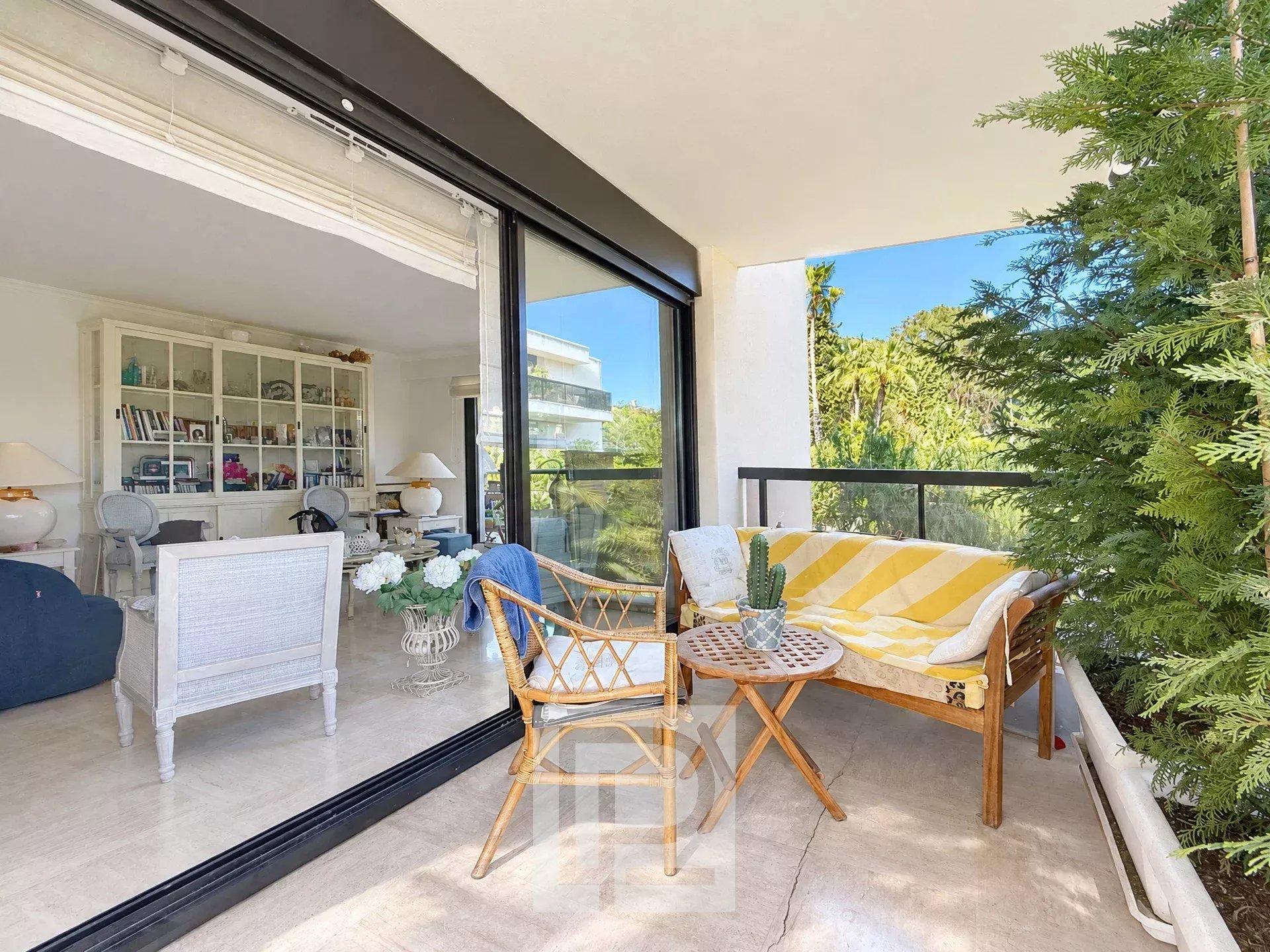 Apartment terrace in Cannes Apartment terrace with wicker furniture and a view of the greenery in Cannes, Montrose district.