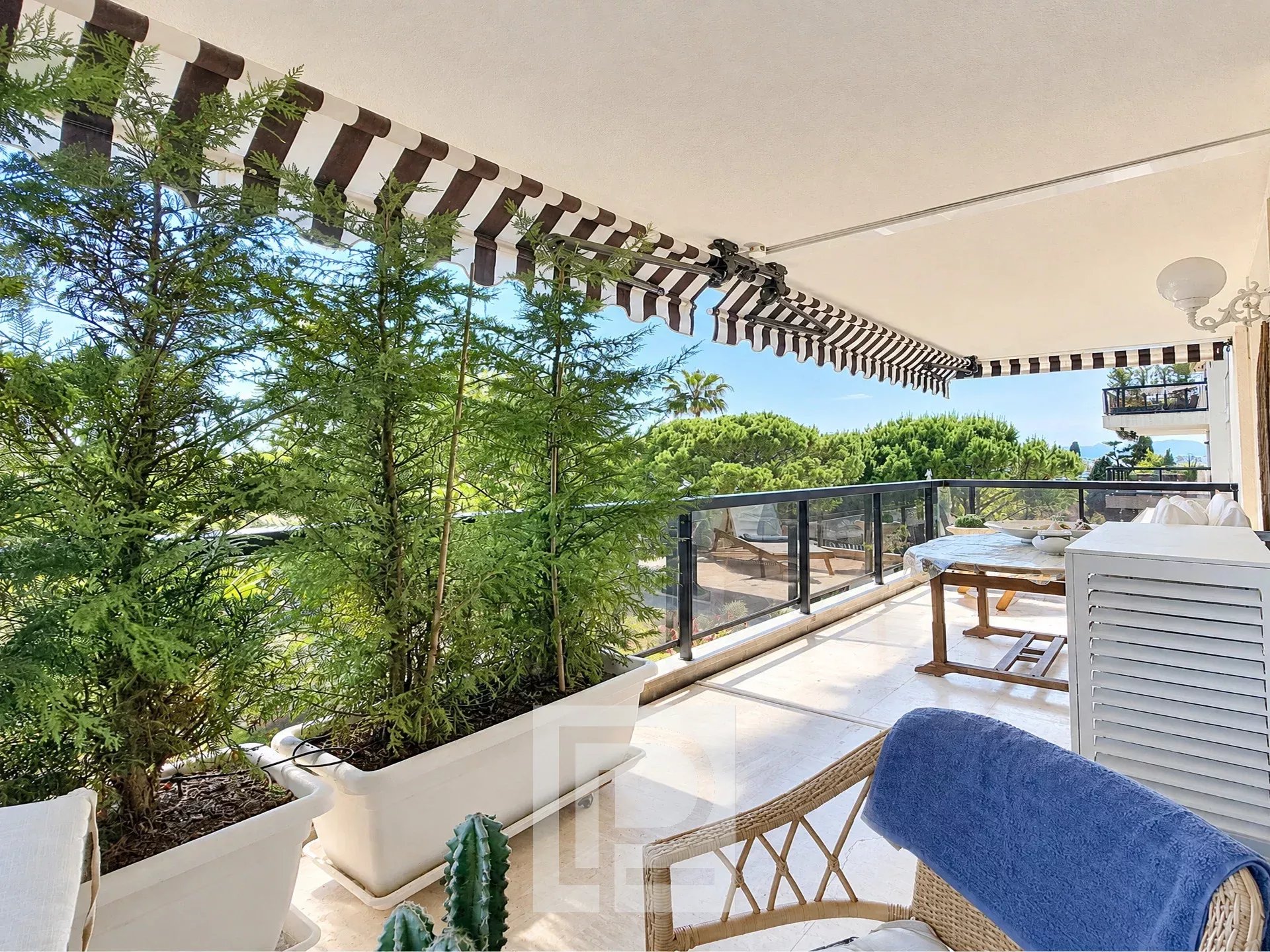 Terrace with a view in Cannes Apartment terrace with views of greenery in Cannes, Montrose district.