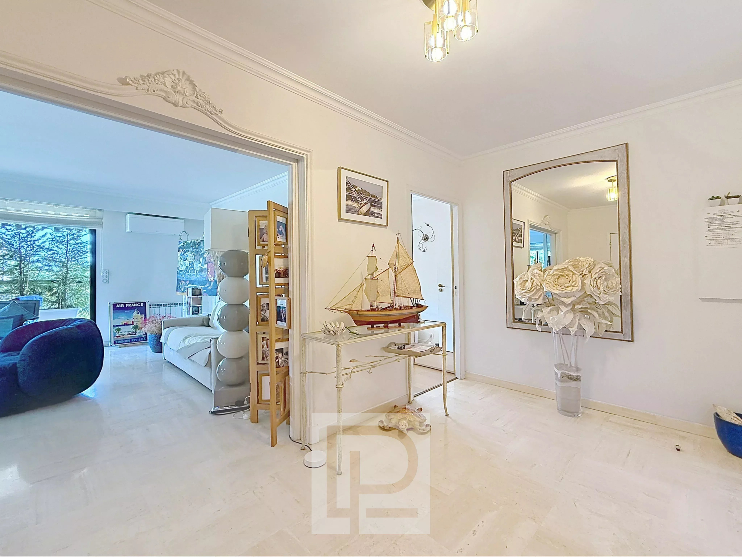 3-room apartment in Cannes Interior of a 3-room apartment with elegant decor and a view of a park.