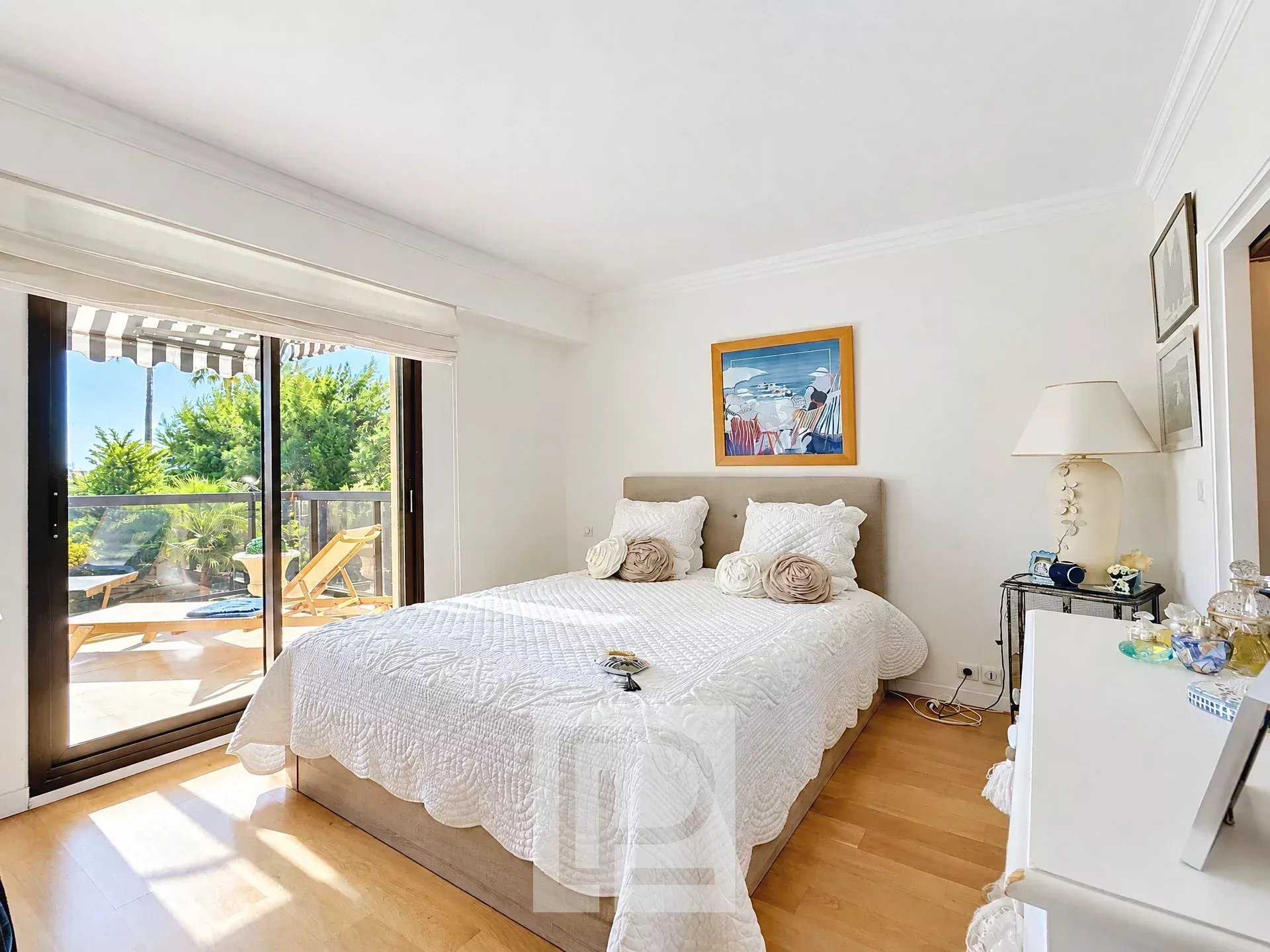 Apartment room in Cannes Apartment room with double bed and access to a balcony, overlooking greenery.