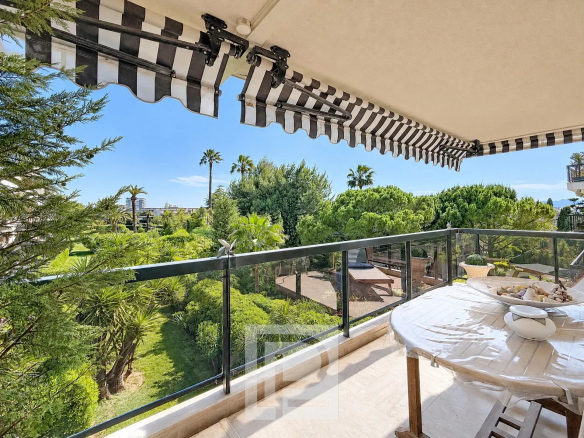 Balcony of an apartment overlooking a green park in Cannes, Montrose district.