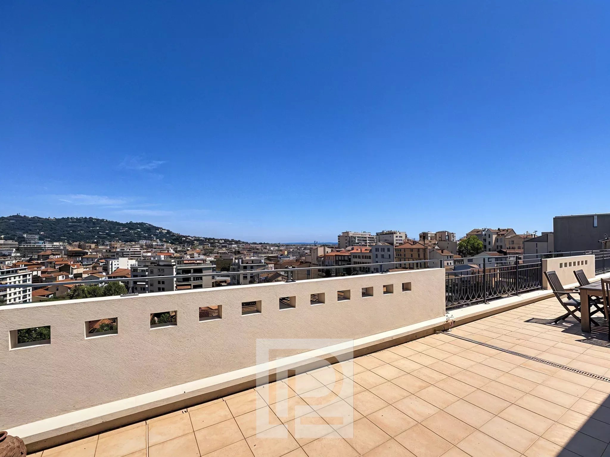 Terrace with a view in Cannes Terrace of an apartment in Cannes with views of the city and surrounding landscape.