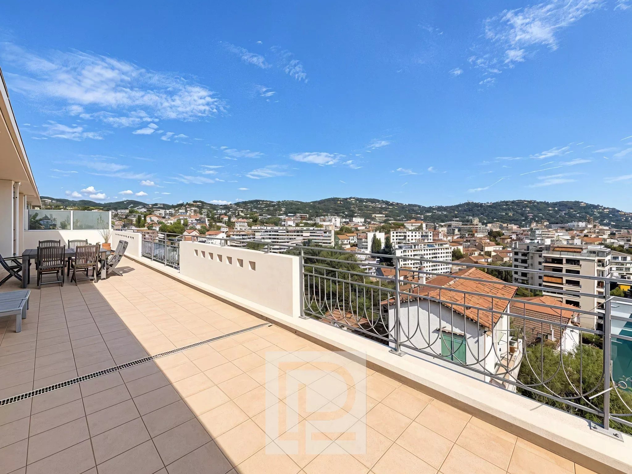 Apartment with terrace in Cannes Terrace of an apartment in Cannes with views of the city and surrounding hills.