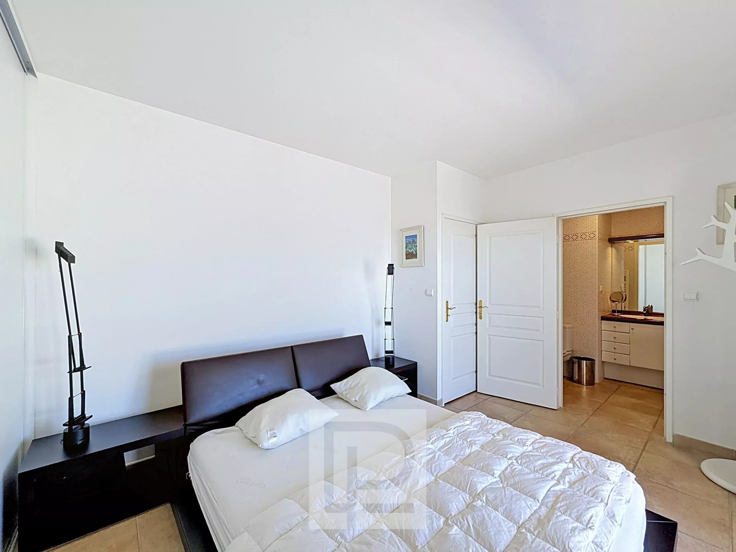 Apartment room in Cannes Room in a Cannes apartment with bed and en-suite bathroom.