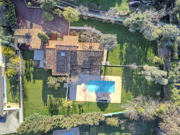Completely renovated character villa near the village of Valbonne