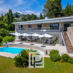 Contemporary house with dominant view