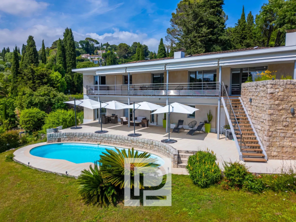 Maison contemporaine avec vue dominante