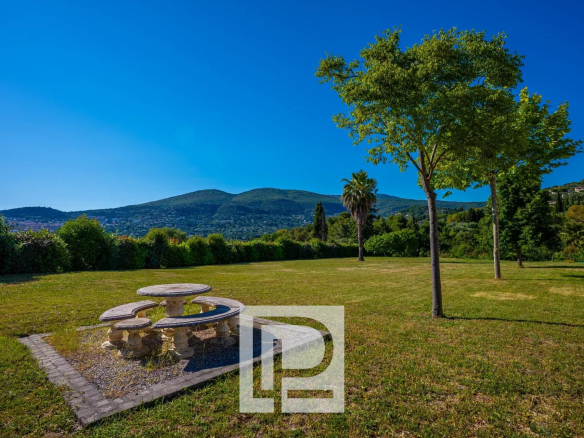 Only 10 minutes from Mougins