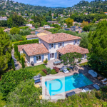 Superbes volumes pour cette villa provençale moderne au sein d’un domaine sécurisé