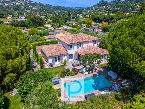 Superbes volumes pour cette villa provençale moderne au sein d’un domaine sécurisé