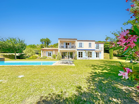 Villa sur un grand terrain plat à vendre à Grimaud