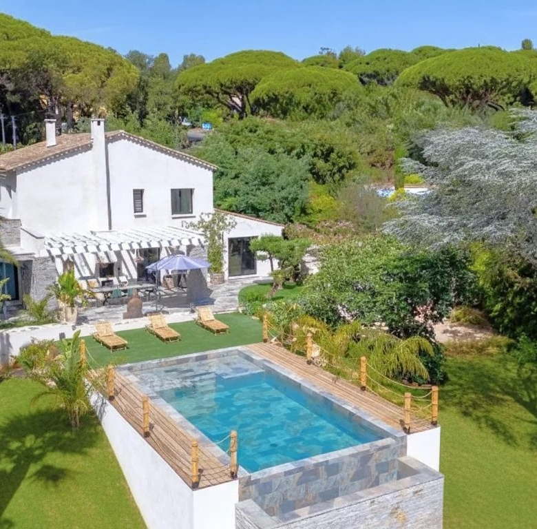 Proche Saint-Paul-de-Vence : Superbe propriété dans un domaine fermé