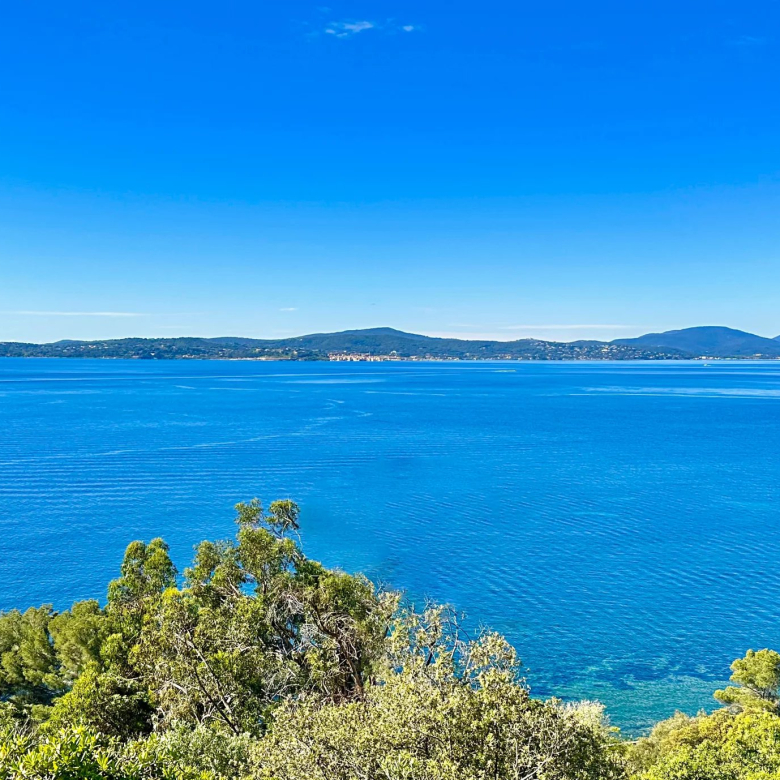 Villa with sea view for sale near the centre of La Croix-Valmer