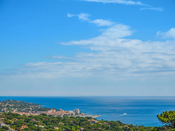Villa vue mer panoramique à vendre à Beauvallon Bartole