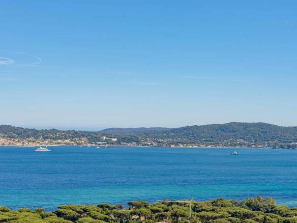 New villa with panoramic sea views for sale in Beauvallon