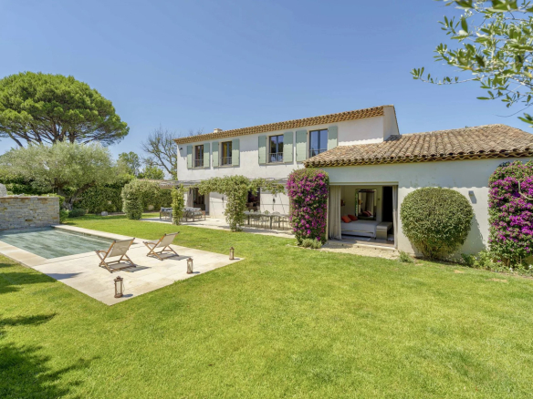 Villa récente à pied de la plage et proche du village de Saint-Tropez à vendre