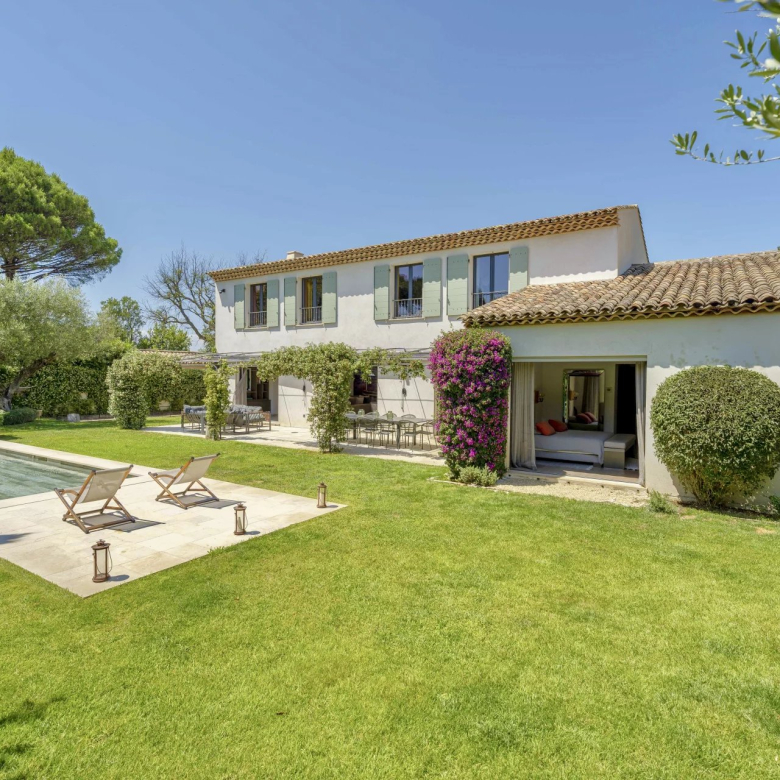 Villa contemporaine avec vue mer panoramique proche de Saint-Tropez