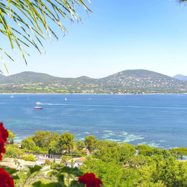 Villa récente à pied de la plage et proche du village de Saint-Tropez à vendre