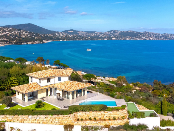 Villa vue mer panoramique à vendre à Sainte-Maxime
