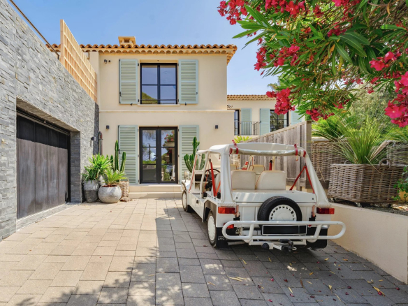 Villa à vendre avec vue mer, entrée et garage, entourée de végétation à Gassin.