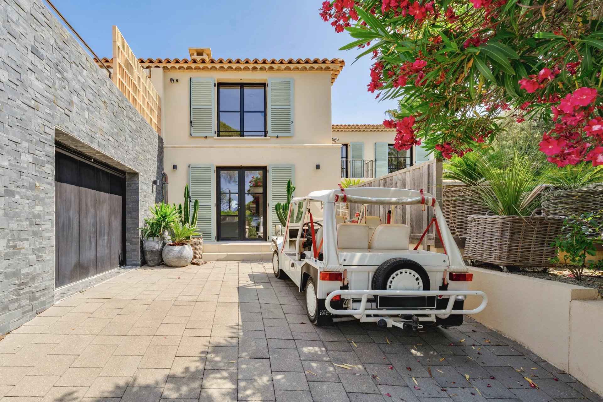 Villa vue mer à Gassin Villa à vendre avec vue mer, entrée et garage, entourée de végétation à Gassin.
