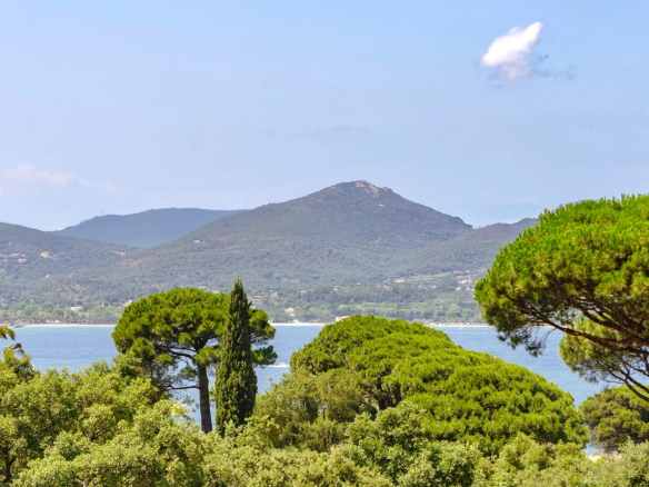 Vue panoramique sur la mer et les collines depuis une villa à Gassin.
