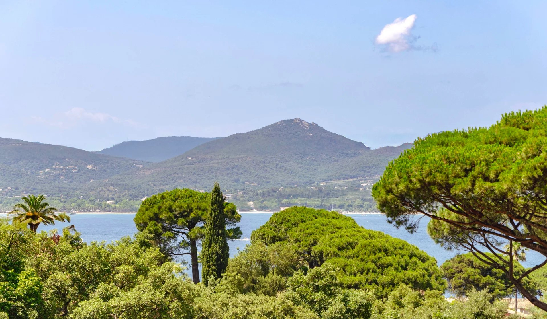 Villa avec vue mer à Gassin Vue panoramique sur la mer et les collines depuis une villa à Gassin.