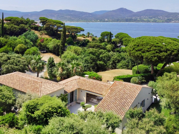 Vue aérienne d'une villa avec jardin et vue sur la mer à Gassin, dans le domaine de Sinopolis.