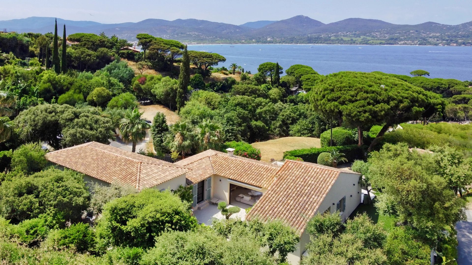 Villa avec vue mer à Gassin Vue aérienne d'une villa avec jardin et vue sur la mer à Gassin, dans le domaine de Sinopolis.