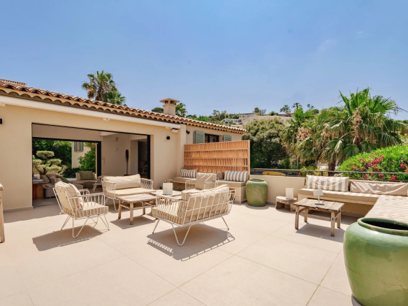 Terrasse d'une villa à Gassin avec mobilier extérieur et vue sur la verdure.
