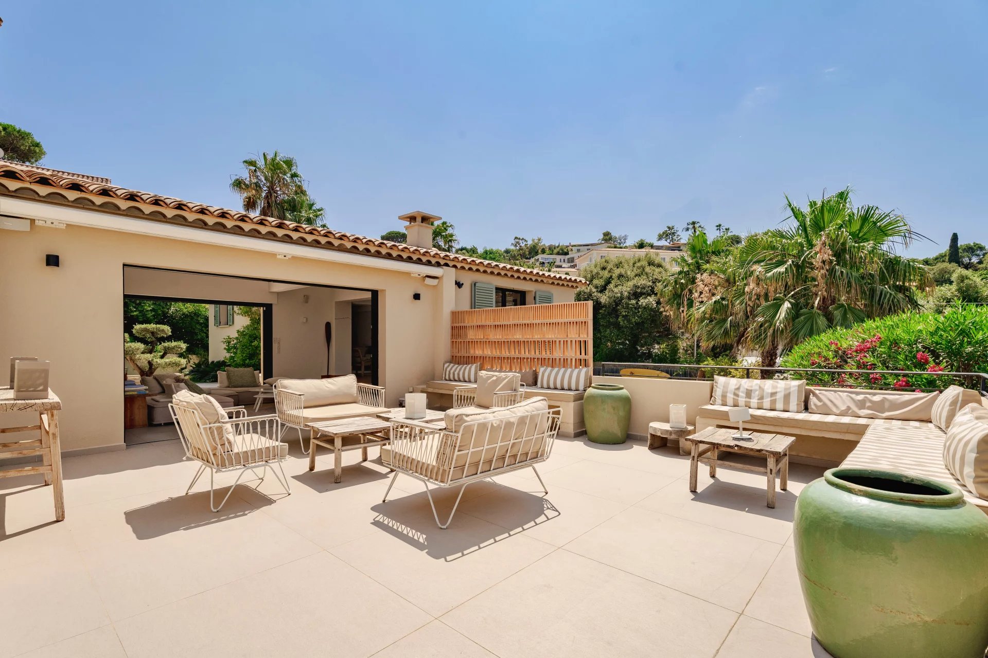 Terrasse de villa à Gassin Terrasse d'une villa à Gassin avec mobilier extérieur et vue sur la verdure.