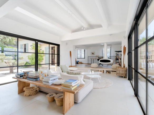 Intérieur d'une villa moderne avec salon lumineux et accès à l'extérieur, Gassin.