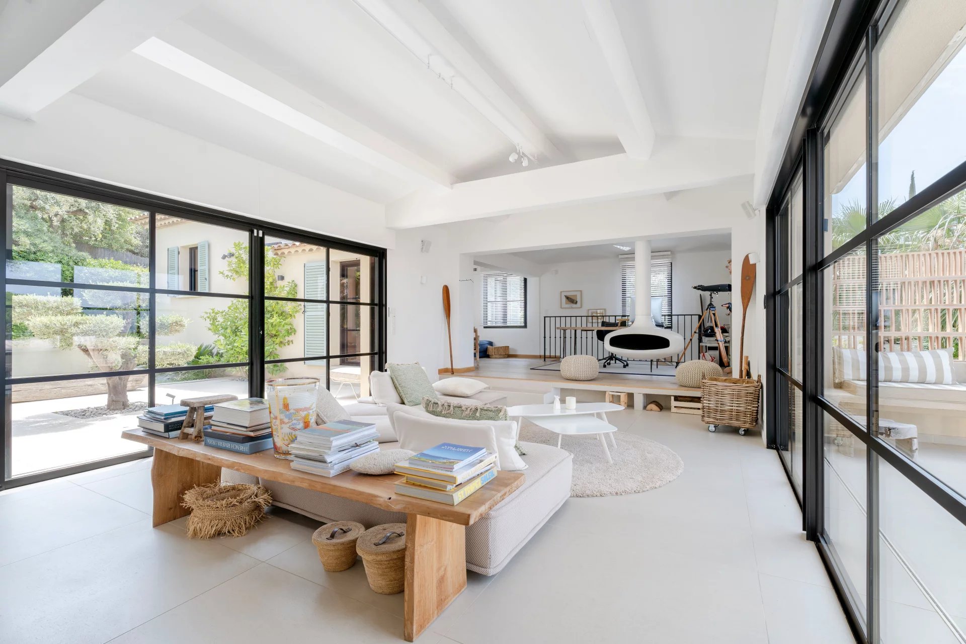 Intérieur d’une villa à Gassin Intérieur d'une villa moderne avec salon lumineux et accès à l'extérieur, Gassin.