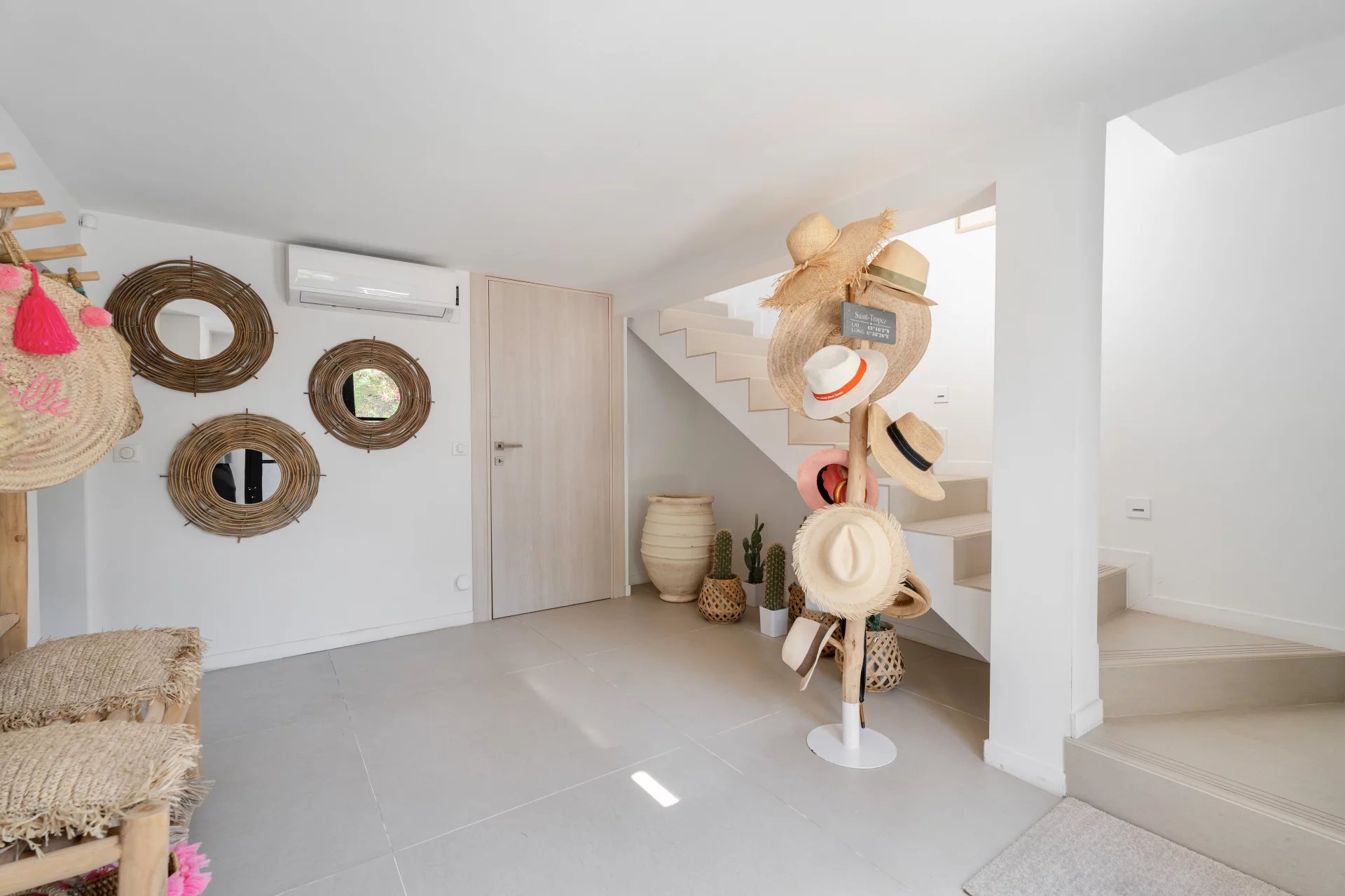 Intérieur de la villa à Gassin Intérieur d'une villa à vendre à Gassin, avec décoration moderne et chapeaux accrochés au mur.