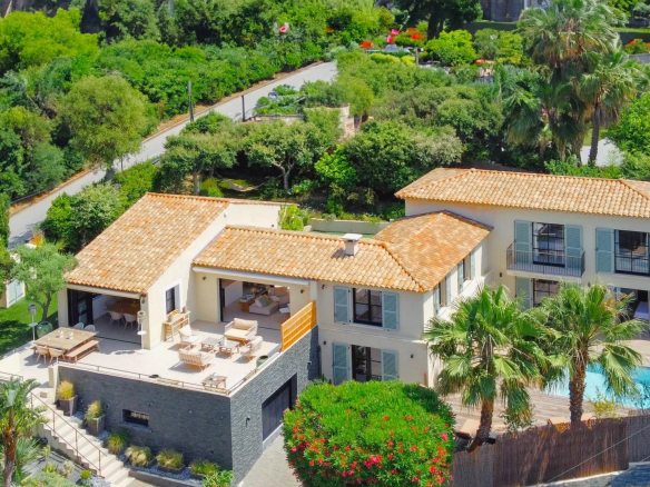 Villa moderne avec piscine et vue mer, située dans le domaine de Sinopolis à Gassin.