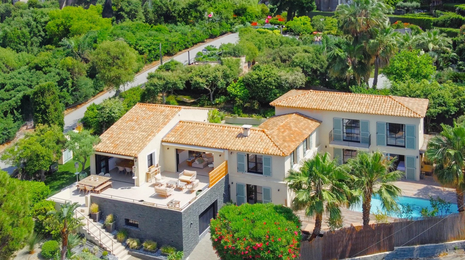 Villa à vendre à Gassin Villa moderne avec piscine et vue mer, située dans le domaine de Sinopolis à Gassin.