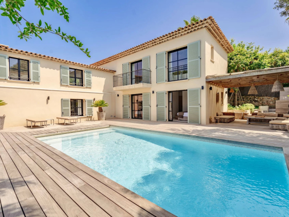 Villa avec piscine et terrasse dans un domaine résidentiel à Gassin, vue mer.